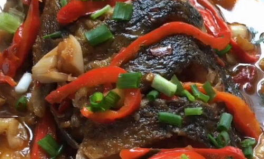 红烧鲫鱼的做法,鲜嫩入味，汤汁浓郁，轻松掌握烹饪技巧